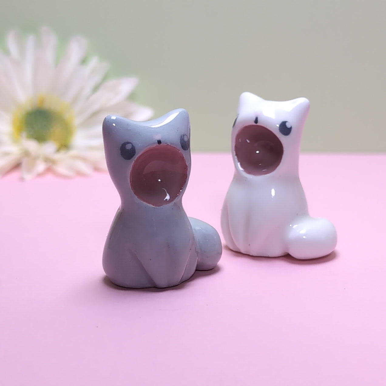 Screaming Cat Ceramic Figurine